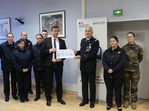 Le CRGI François Trémenbert remet le chèque à M. Eric Warnant.